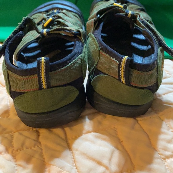 Keen youth size 4 classic sandal . Great shape - Picture 4 of 10
